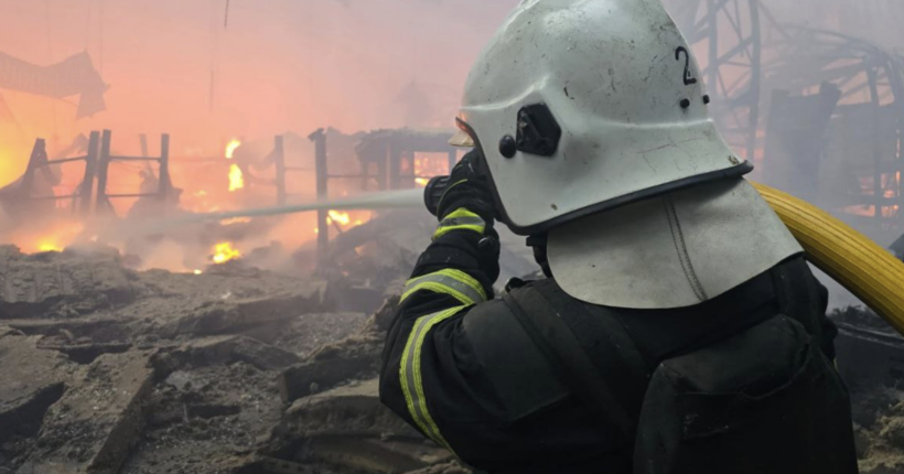 У ДСНС розповіли, що зараз відбувається на місці удару окупантів по гіпермаркету у Харкові