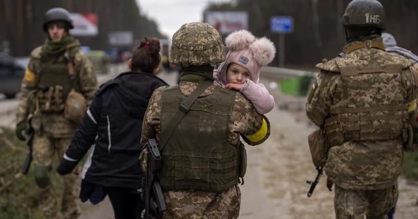 Мешканці Красногорівки за допомогою “Білих янголів” пішки евакуювалися від ворожих обстрілів 