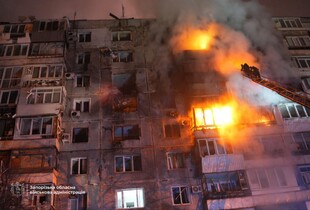 Росіяни вдарили БпЛА по багатоповерхівці у Запоріжжі: виникли пожежі, є постраждалі