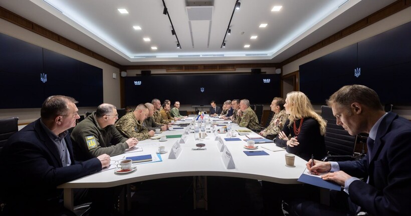 Україна обговорила з Францією та Великою Британією можливу присутність міжнародного контингенту