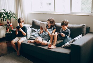 ЄС планує обмежити доступ дітей до соцмереж та чат-ботів зі ШІ